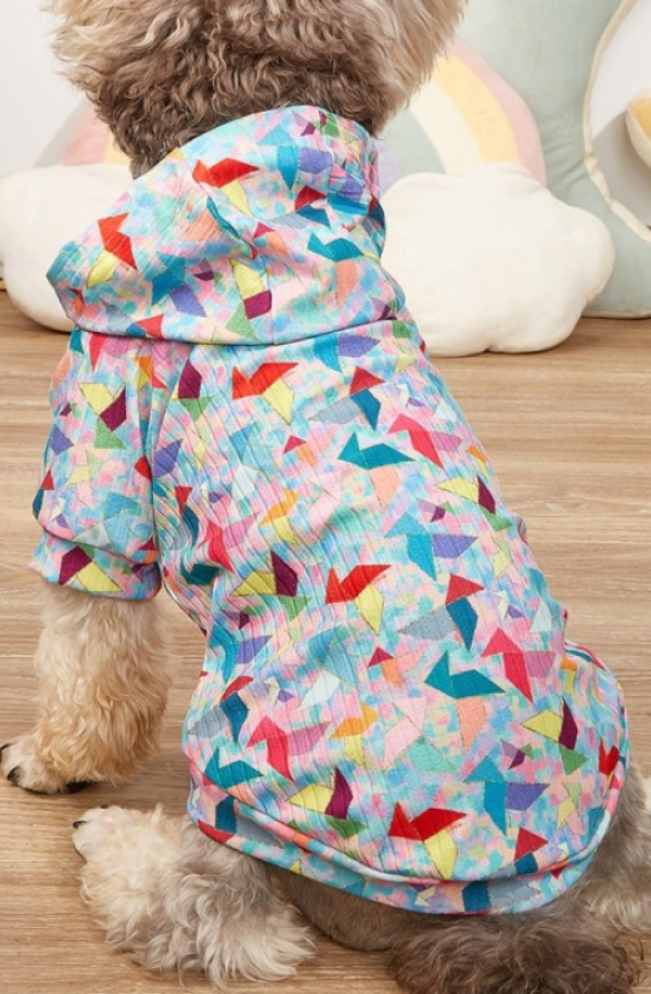 Baju kucing dengan motif geometri berwarna-warni